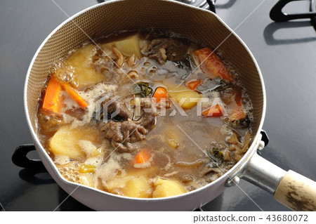 Make meat and potatoes. 43680072