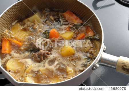 Make meat and potatoes. 43680078