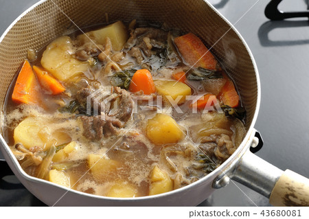 Make meat and potatoes. 43680081