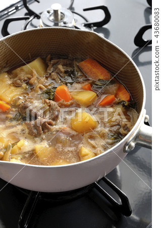 Make meat and potatoes. 43680083