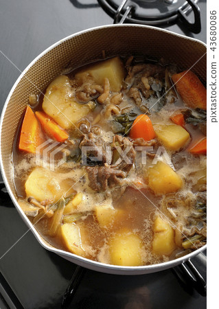 Make meat and potatoes. 43680086