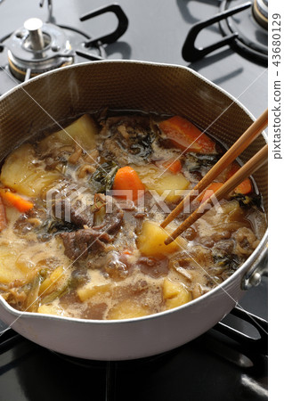 Make meat and potatoes. Make meat and potatoes. 43680129