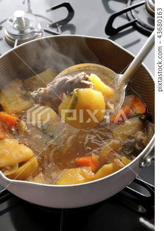 Make meat and potatoes. 43680163