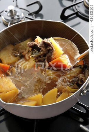 Make meat and potatoes. 43680165