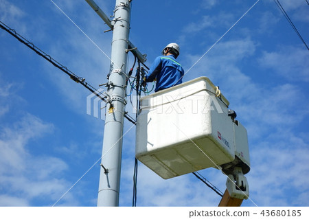 Electric pole worker 43680185