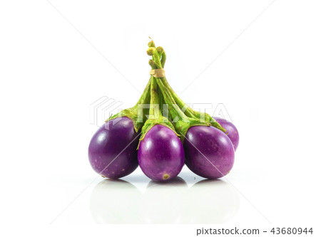 Eggplant fresh isolared on white background Eggplant fresh isolared on white background 43680944