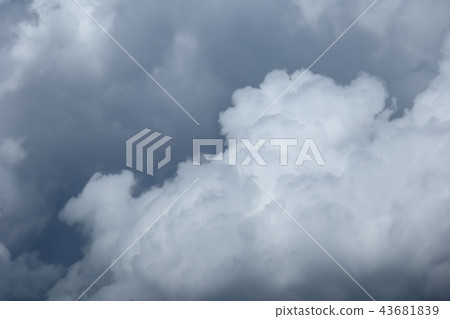夏天陰雲密布的雨雲 43681839
