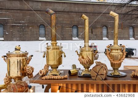 Russian samovars with tea and bagels on the street 43682908