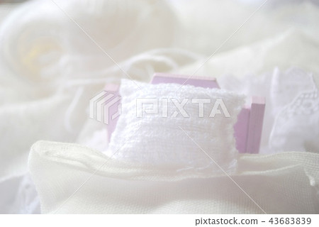 Miniature bed 43683839