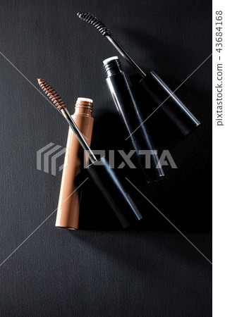 黑色和棕色睫毛膏 43684168