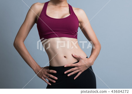 運動員的年輕日本女人抱著腹部 運動員的年輕日本女人抱著腹部 43684272