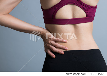 有腰下部痛的年輕日本女子運動員 有腰下部痛的年輕日本女子運動員 43684565