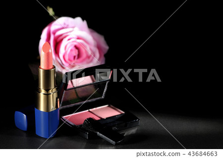 柚木和口紅和粉紅色的玫瑰 43684663