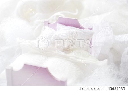 Miniature beds and cushions Miniature beds and cushions 43684685