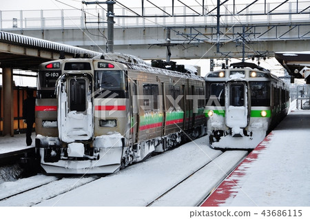 函館幹線普通列車(721和731系列)在Inazumikoen站停靠 函館幹線普通列車(721和731系列)在Inazumikoen站停靠 43686115