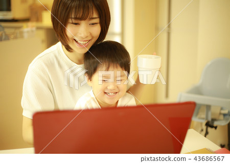 使用電腦的父母和孩子 43686567