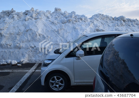 在降雪以後從雪取消的停車場 43687704
