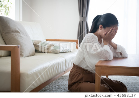 年輕的日本女人覆蓋面 43688137