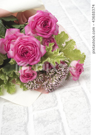 A bouquet of roses A bouquet of roses 43688374