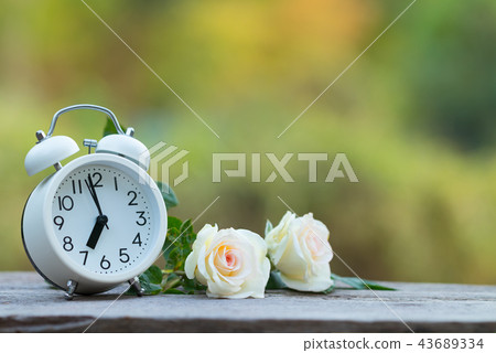 Red heart shape in shopping cart and white clock Red heart shape in shopping cart and white clock 43689334