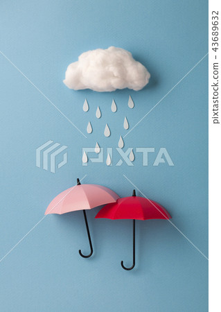 一個對雨雲和一把傘在藍色背景 43689632