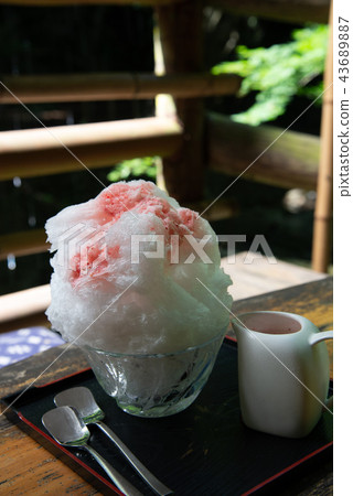 蓬鬆的刮冰，草莓刮冰，味道夏天，夏天的風格，刨冰，草莓，感覺夏天 43689887