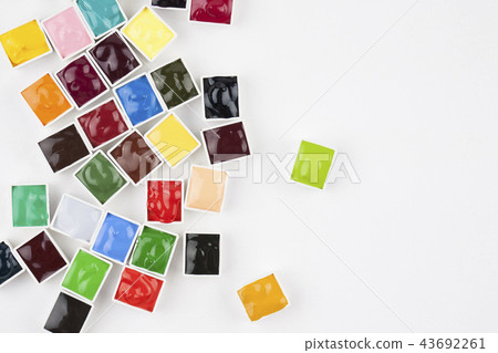 背景五顏六色的水彩調色板白色 43692261