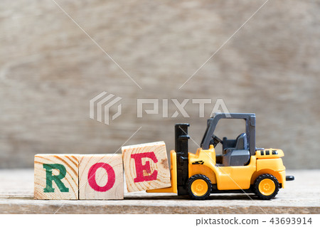 Toy forklift hold letter block in word ROE Toy forklift hold letter block in word ROE 43693914