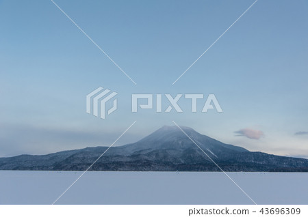 Akan Lake and Xiong A Hanyue 43696309