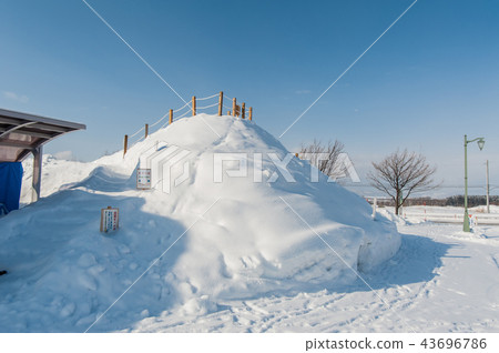 積雪的兒童遊樂場 積雪的兒童遊樂場 43696786