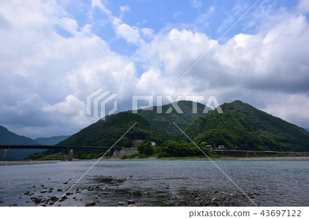 熊野川（Shinmiya河）Miyai橋與北山河（和歌山縣新宮市熊野町）的聯合盆地 43697122