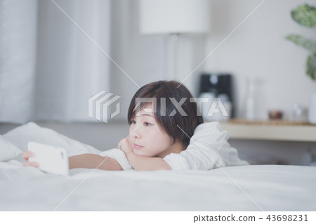 Smartphone, woman, bedroom Smartphone, woman, bedroom 43698231