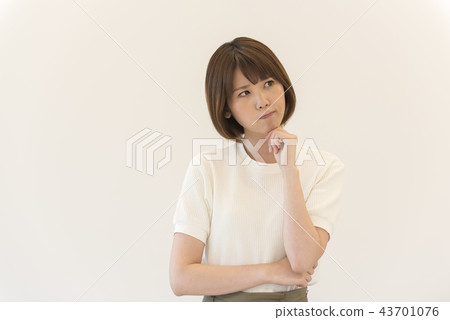 胳膊對婦女白色背景 胳膊對婦女白色背景 43701076