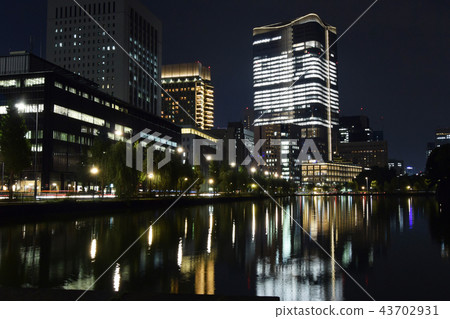 反映東京站周圍的建築物的夜景和皇宮的水面 43702931
