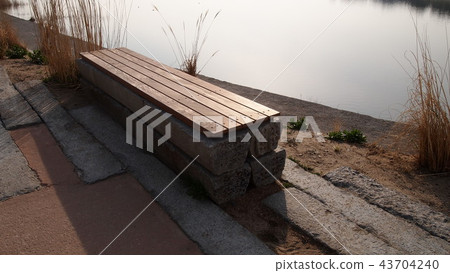 Bench 43704240