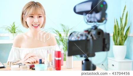 beauty woman show care products 43704456