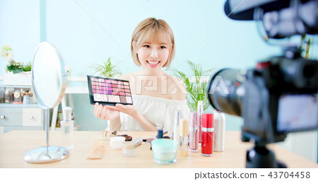 woman show makeup palette 43704458