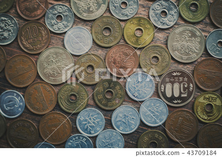 Several Japanese yen coins 43709184