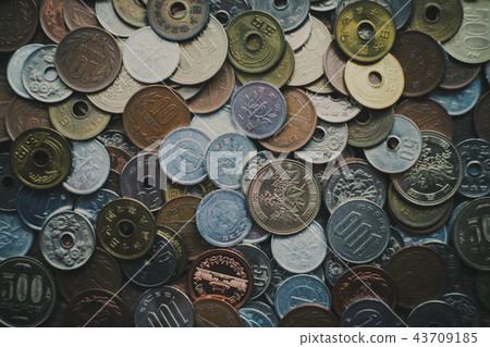 Several Japanese yen coins 43709185
