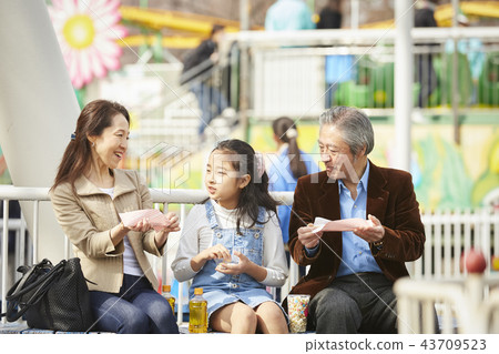 在遊樂園裡玩的家庭 在遊樂園裡玩的家庭 43709523