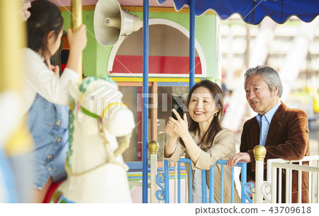 在遊樂園裡玩的家庭 43709618