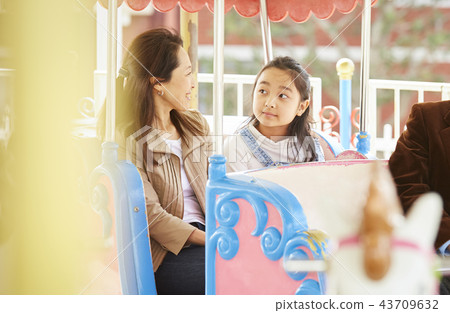 在遊樂園裡玩的家庭 43709632