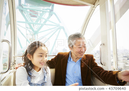 在遊樂園裡玩的家庭 在遊樂園裡玩的家庭 43709640