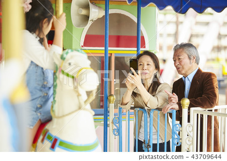 在遊樂園裡玩的家庭 在遊樂園裡玩的家庭 43709644