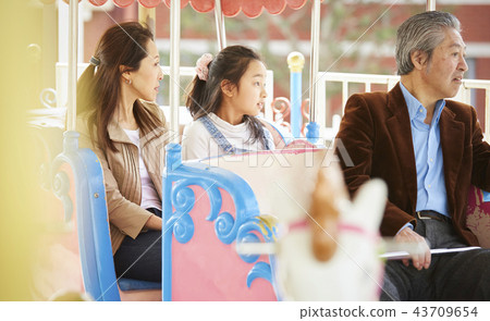 在遊樂園裡玩的家庭 在遊樂園裡玩的家庭 43709654