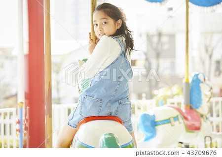 使用在遊樂園的女孩 使用在遊樂園的女孩 43709676