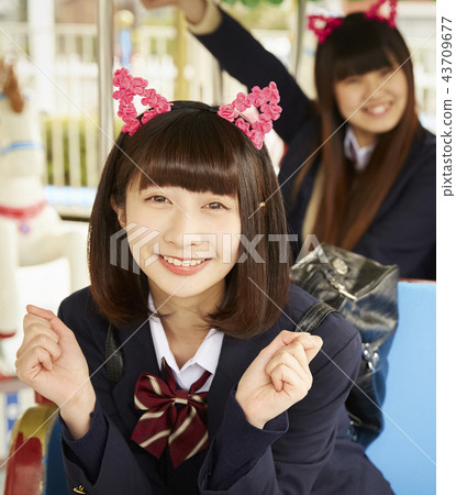 高中女孩在遊樂園裡玩 高中女孩在遊樂園裡玩 43709677