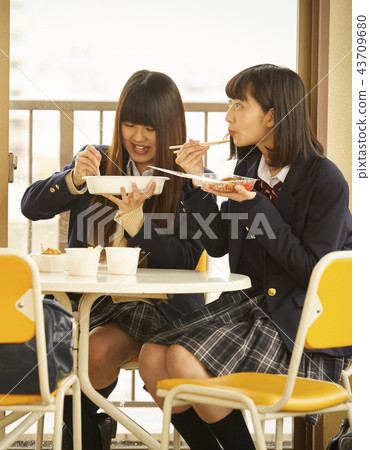學校吃飯的女孩 學校吃飯的女孩 43709680