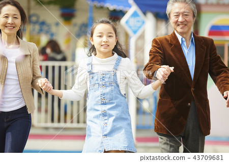 在遊樂園裡玩的家庭 在遊樂園裡玩的家庭 43709681
