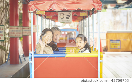 在遊樂園裡玩的家庭 在遊樂園裡玩的家庭 43709703
